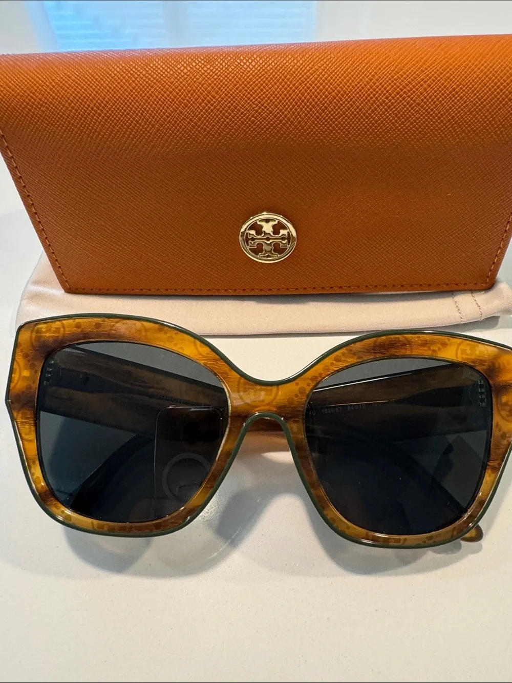 Brand new without tag Tory Burch Cat-Eye Sunglasses with brown cas